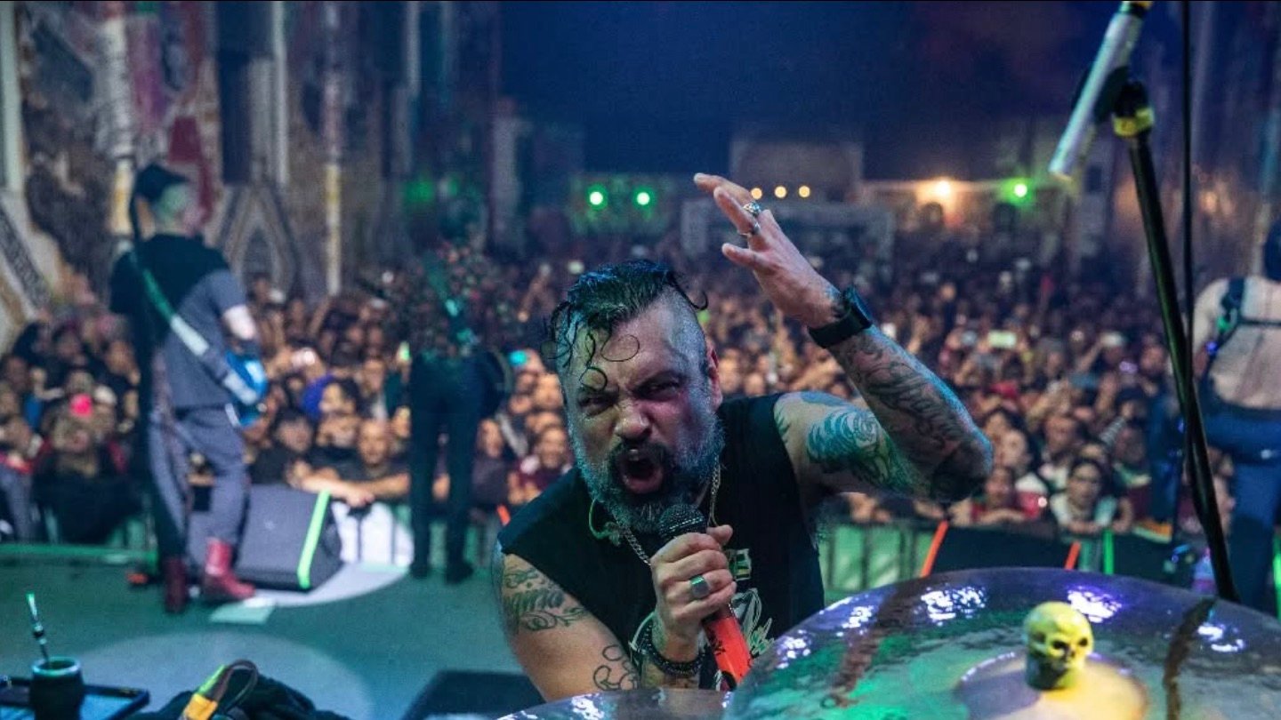 Dr. Shenka, vocalista de Panteón Rococó.